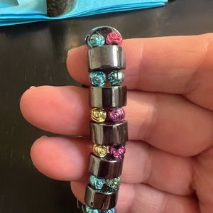 ONE PRE-OWNED MULTI-COLORED STRETCH BEAD BRACELET. CTM3